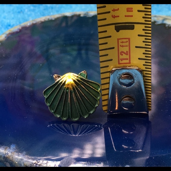 Clamshell Earrings ( Green ) - Picture 8 of 9